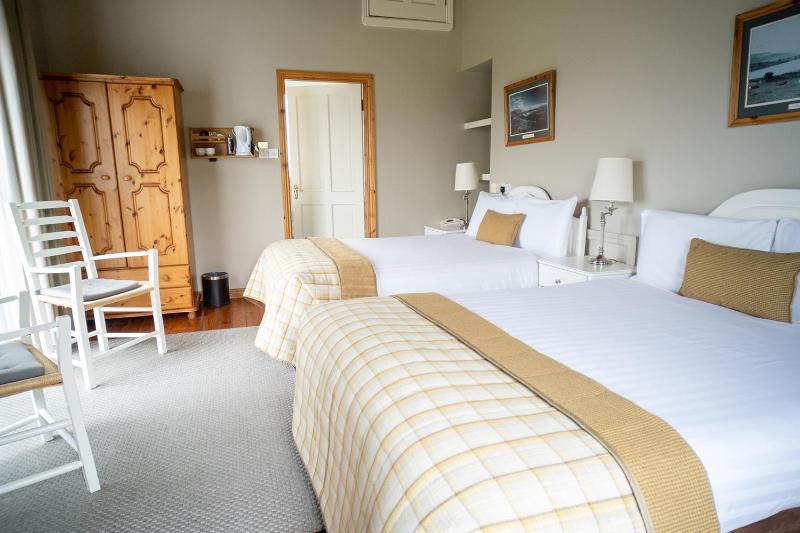 Twin Room with Private Bathroom image 4