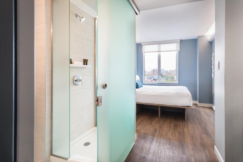 Deluxe Queen Room - Non-Smoking image 4