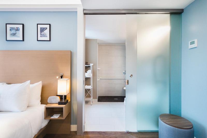 Deluxe Queen Room with Roll-in Shower - Mobility and Hearing Impaired Access/Non-Smoking image 2