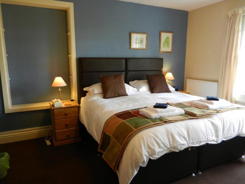 Classic Double or Twin Room image 3