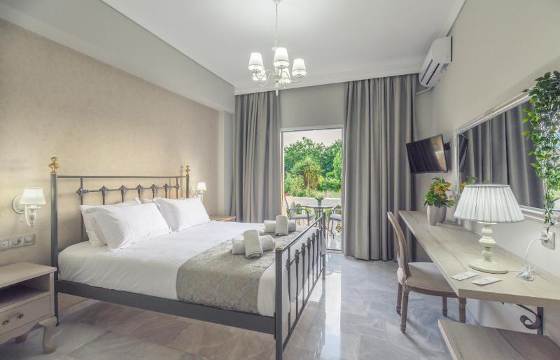 Deluxe Double Room with Garden View image 3