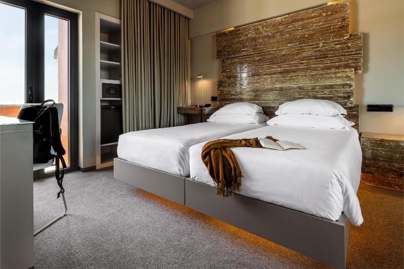 Classic Twin Room image 1