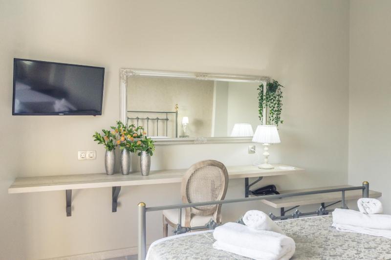 Deluxe Double Room with Garden View image 2