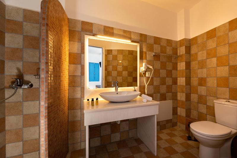 Junior Suite with Pool View image 2