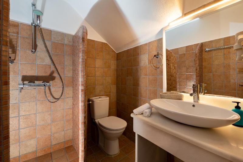 Superior Suite with pool view image 2