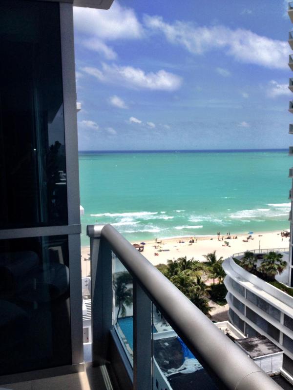 Deluxe One-Bedroom King Suite with Ocean and City View image 4