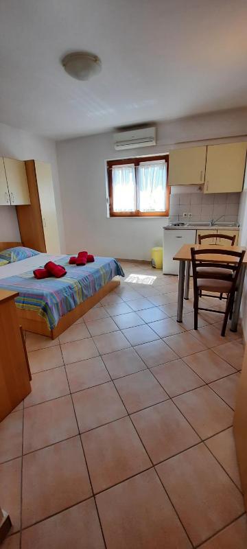 Apartment with Shower image 2