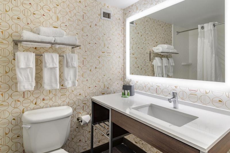 Standard King Room image 3
