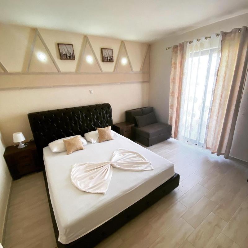 Triple Room with Balcony image 1