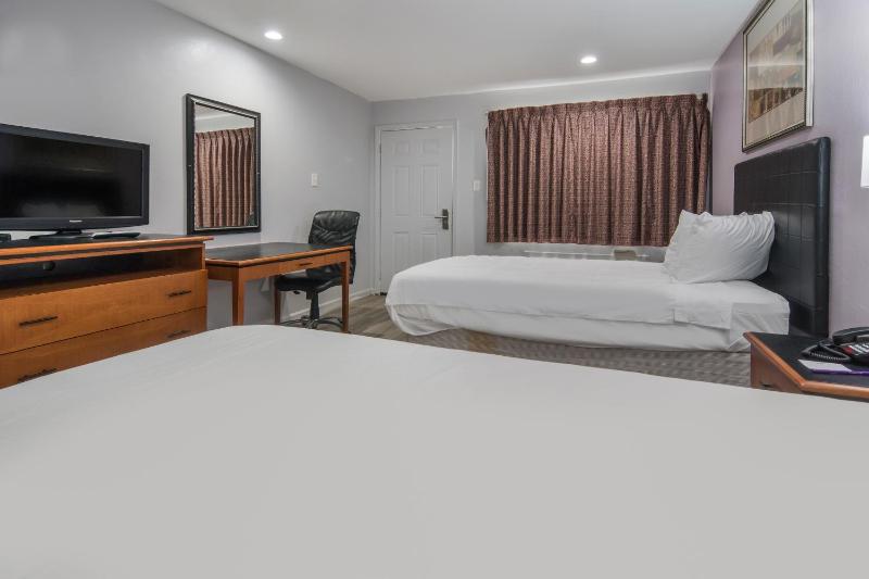 2 Double Beds Non Smoking image 4