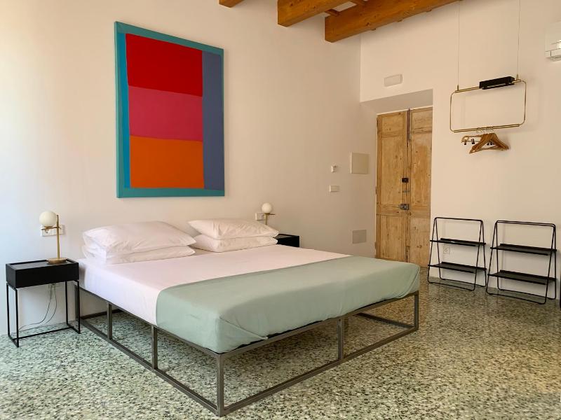 Deluxe Double Room with Balcony image 3