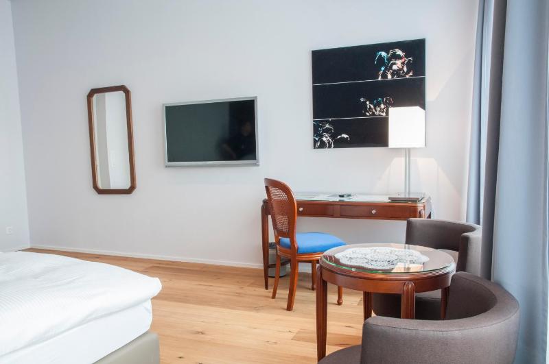 Double Room with Lake View image 3