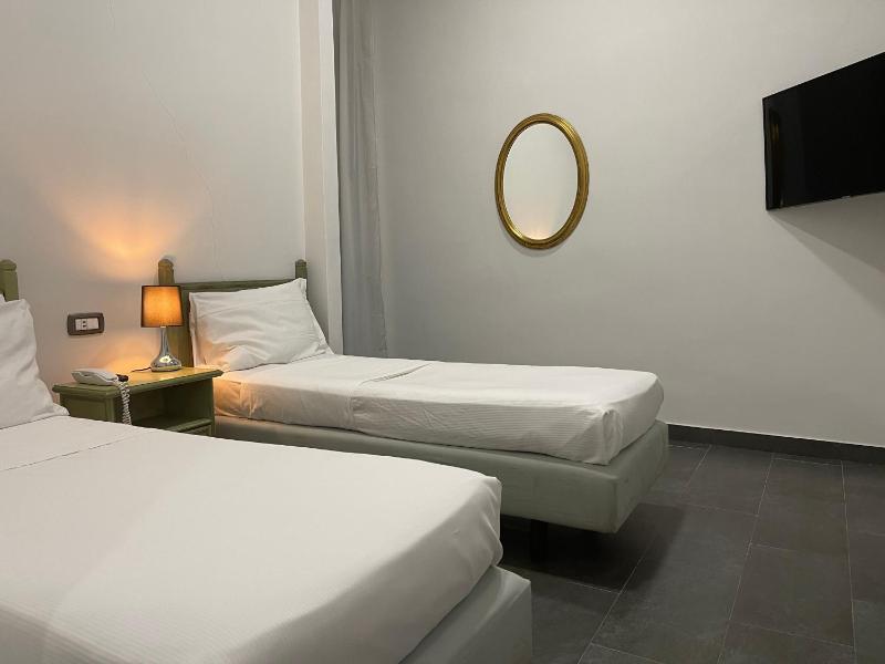 Twin Room image 3
