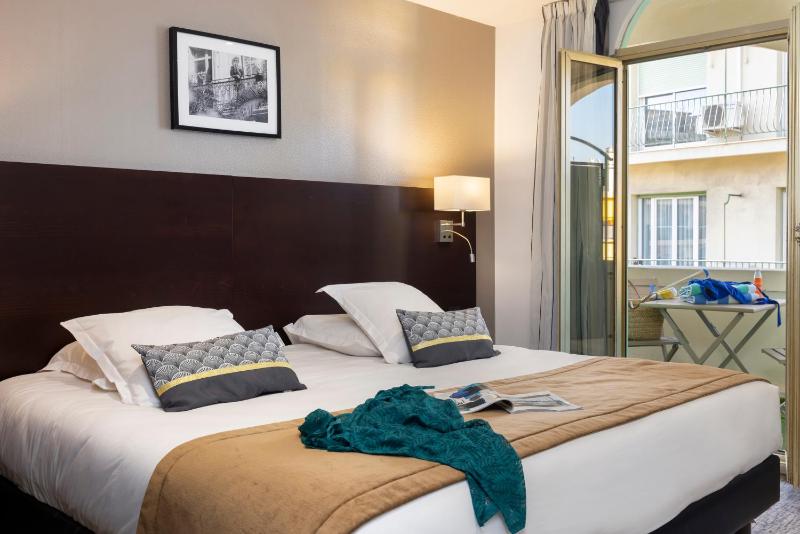 Deluxe Double Room image 3