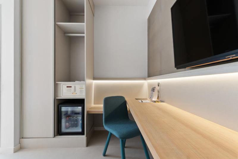 Deluxe Room (1-2 Adults) with tea facilities image 3