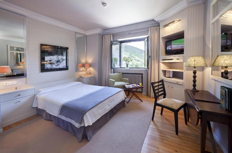 Standard Double Room image 2