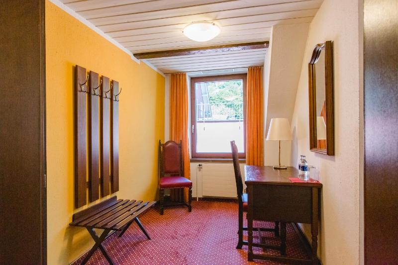 Standard Twin Room image 4