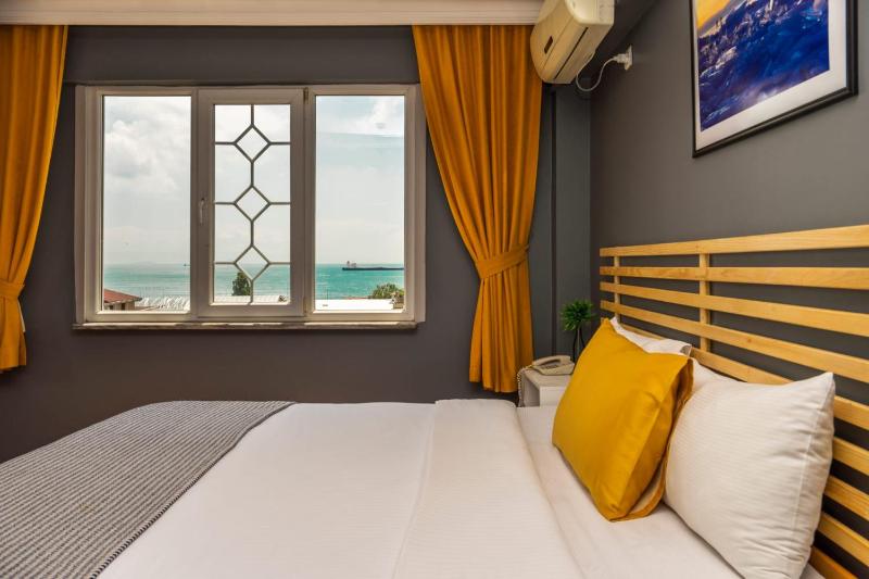 Deluxe Double Room with Sea View image 2