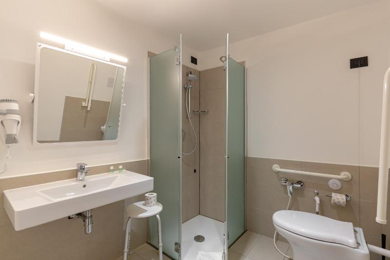 Twin Room - Disability Access image 4