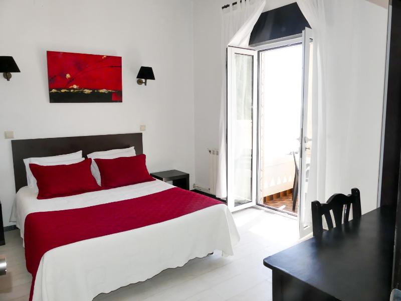 Large Double Room with Sea View image 3