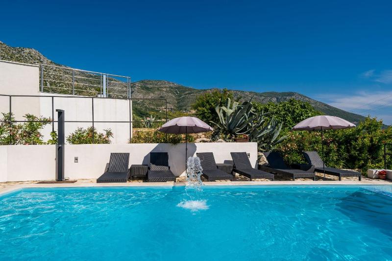 Deluxe Four-Bedroom Apartment with Terrace and Sea View image 2
