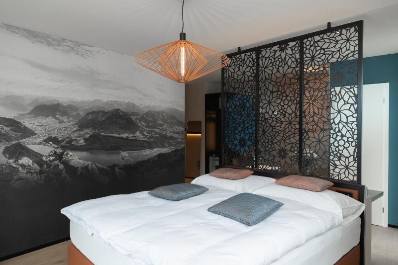 Deluxe Suite with Spa Bath image 1