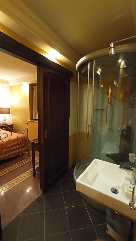 Double Room with Spa Bath image 4
