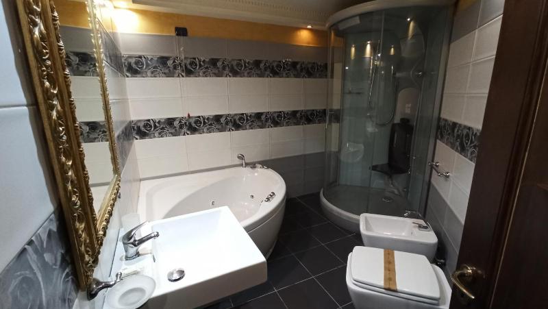 Double Room with Spa Bath image 2