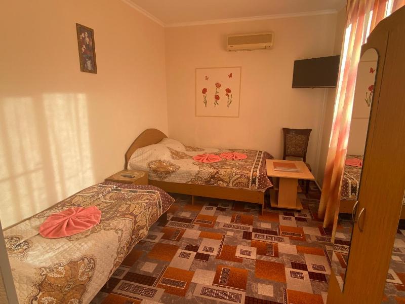 Economy Triple Room with Shared Bathroom image 3