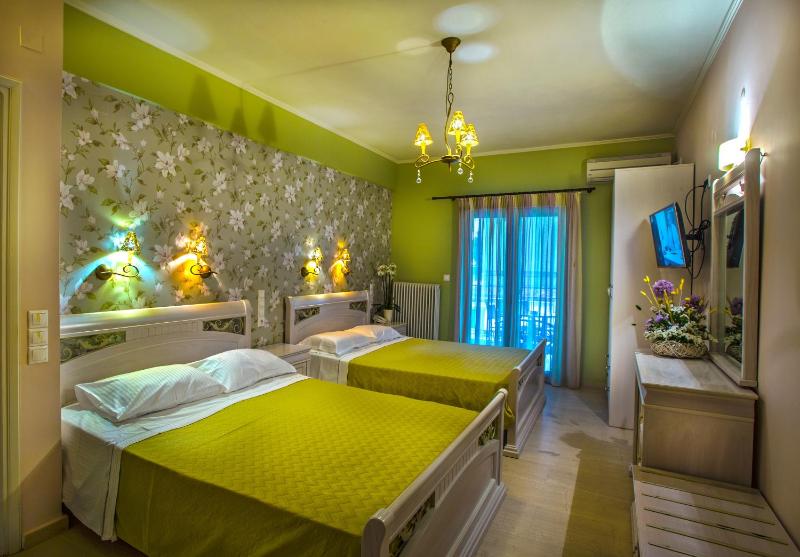 Quadruple Room with Balcony image 2