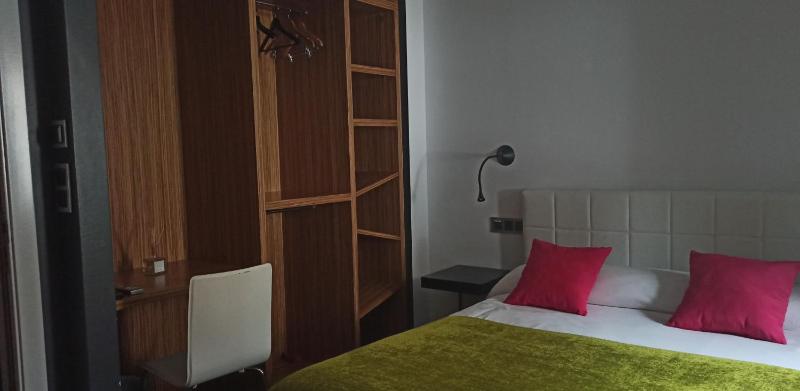 Double Room image 3