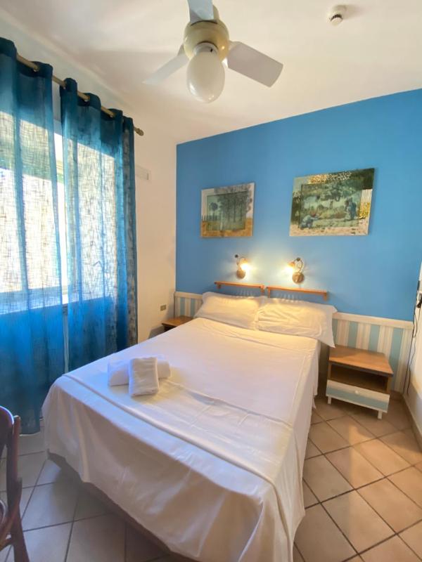Double Room with French Bed image 4