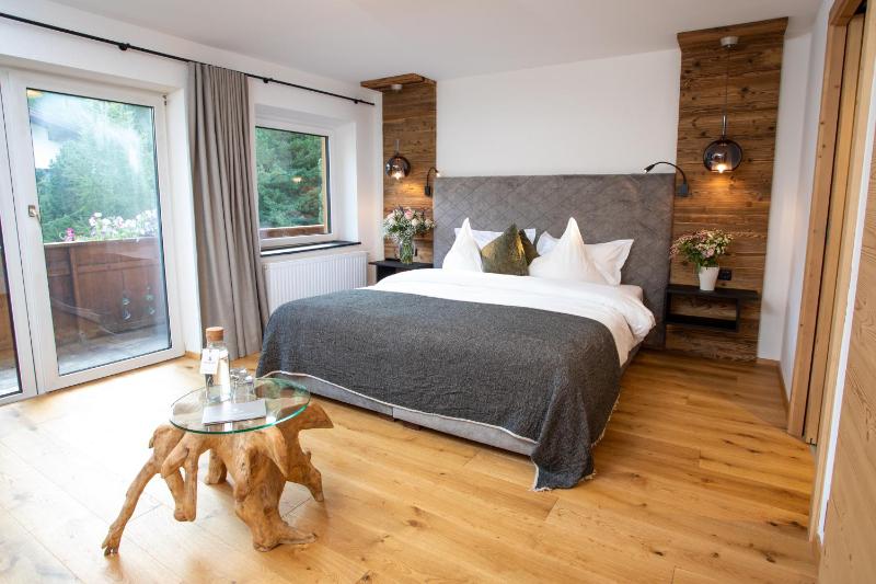 Deluxe Double or Twin Room image 1