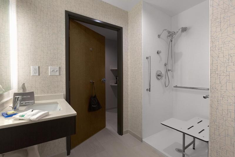Deluxe King Room - Mobility Access Roll in Shower/Non-Smoking image 1