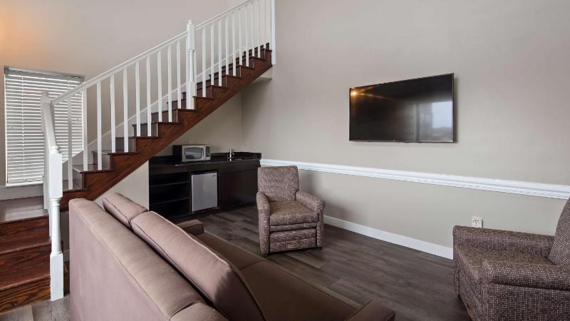 King Suite with Sofa Bed and River View - Non-Smoking image 4