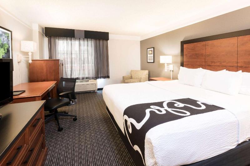 La Quinta Inn & Suites by Wyndham San Antonio Riverwalk - image 8