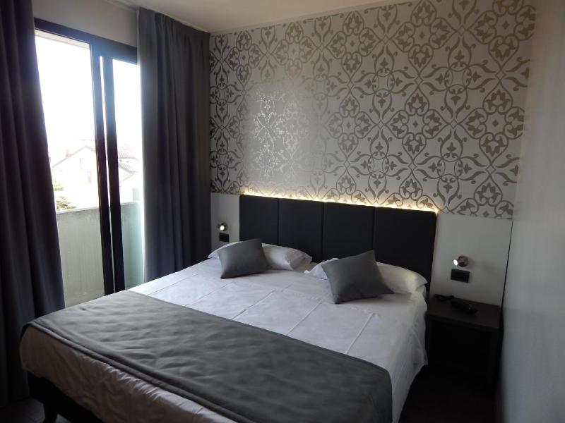Superior Double or Twin Room image 4