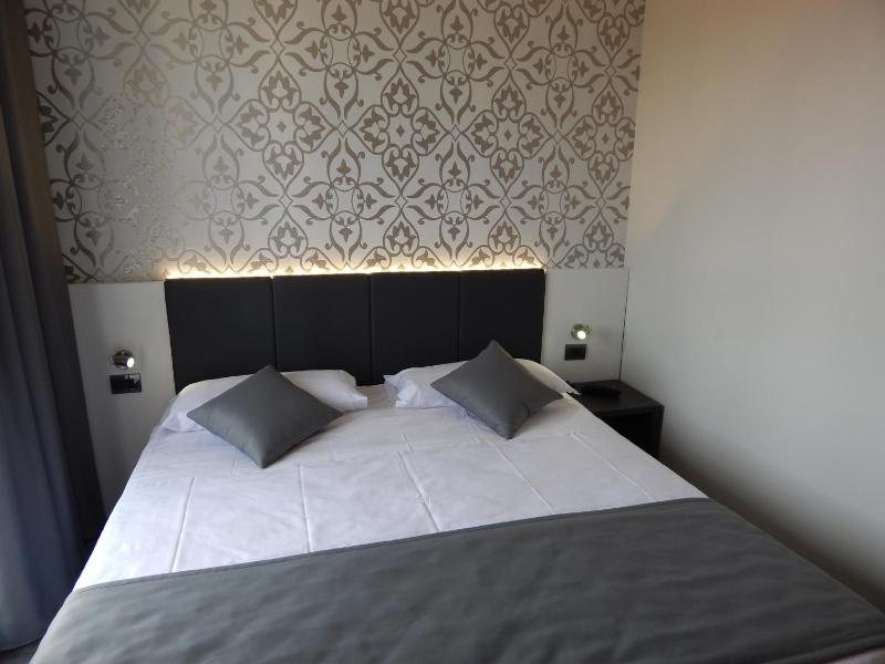 Superior Double Room (1 Adult) image 1