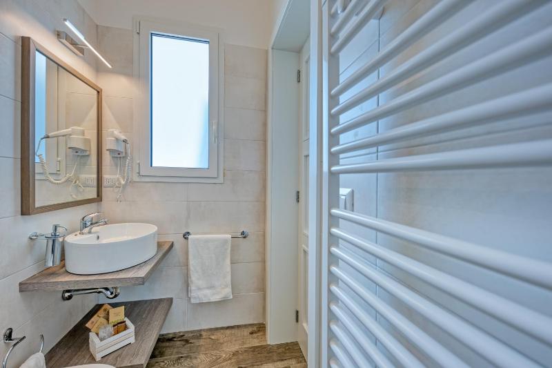 Double Room with Balcony image 2