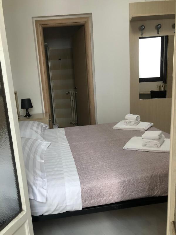 Small Double Room image 4