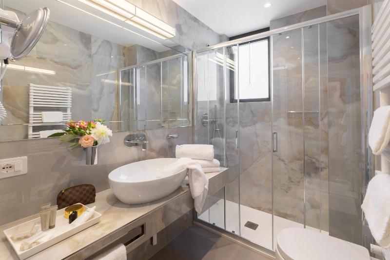 Prestige Triple Room image 3