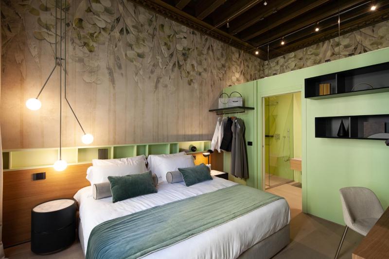 Deluxe Double or Twin Room image 3