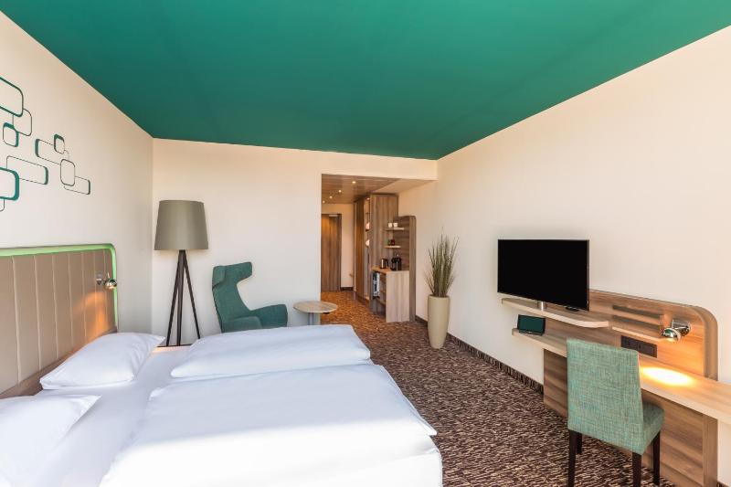 Superior King Room image 3