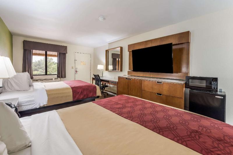 Queen Room with Two Queen Beds - Smoking image 2