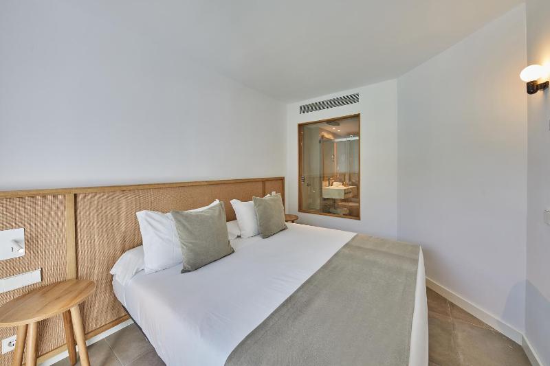 Deluxe One-Bedroom Apartment image 1