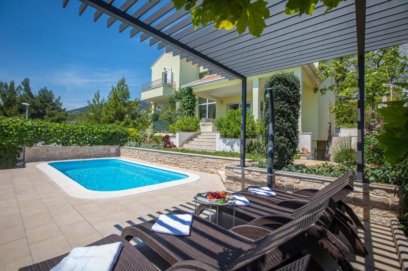 Holiday house Luna in Makarska with private pool - image 1