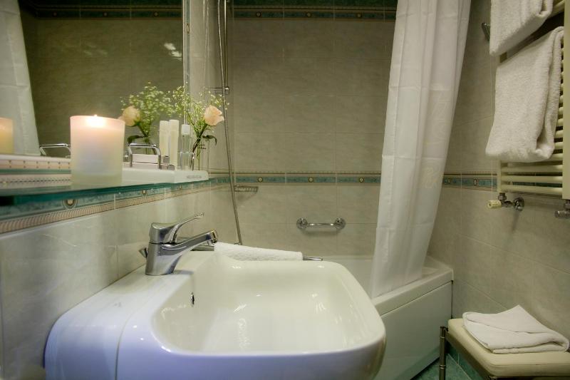 Economy Double Room image 2