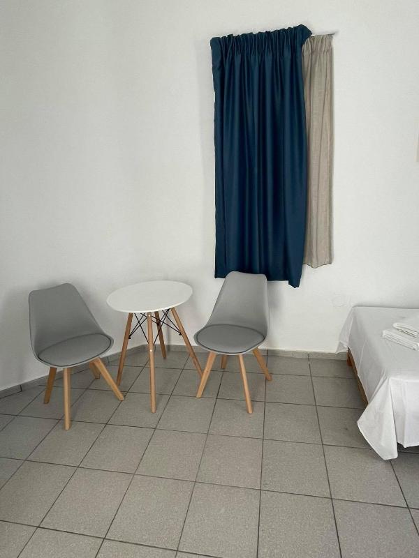 Economy Triple Room image 3