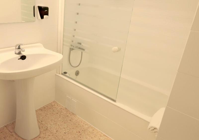 Double or Twin Room image 2