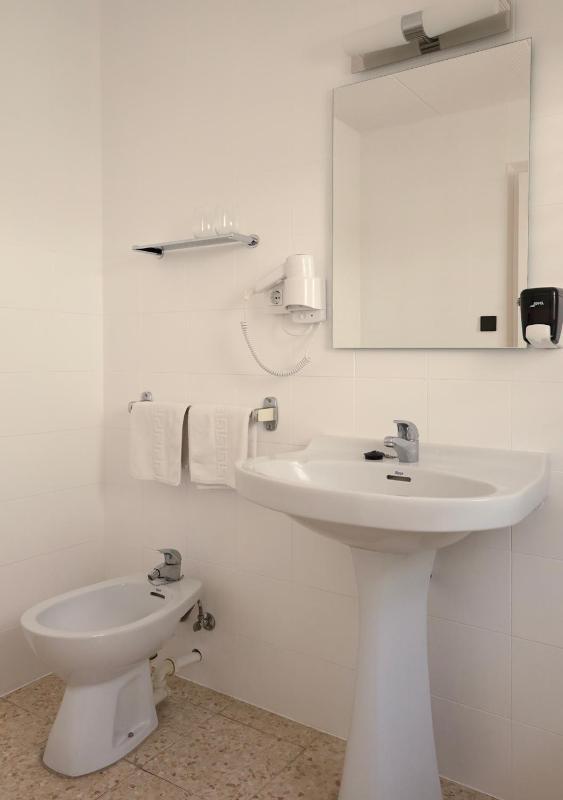 Double or Twin Room image 3